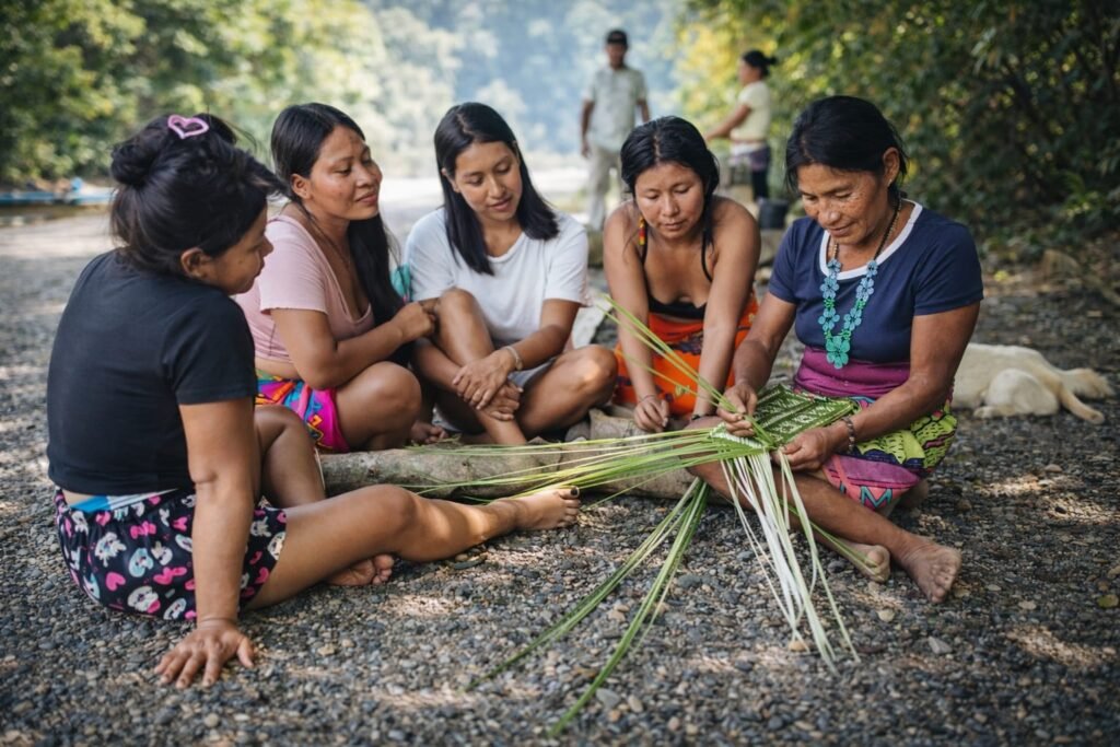 Mujeres indígenas compartiendo saberes tradicionales de tejido en territorio